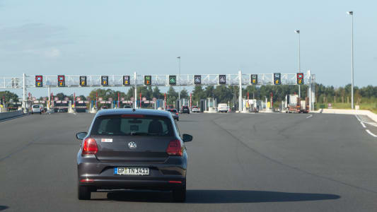 Une voiture devant un page.