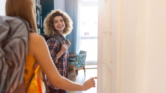 Deux personnes entrent dans un logement.