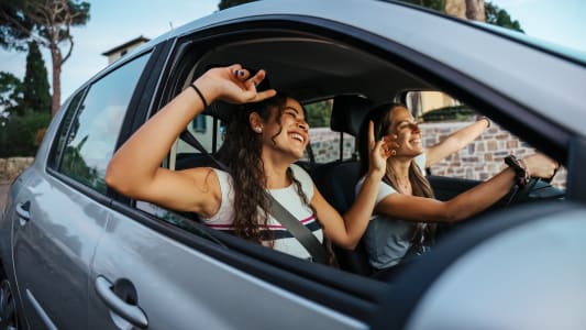 Deux jeunes femmes dans une voiture.