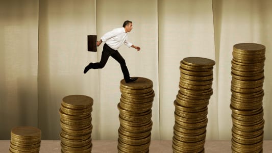 Homme d'affaires sautant sur de l'argent