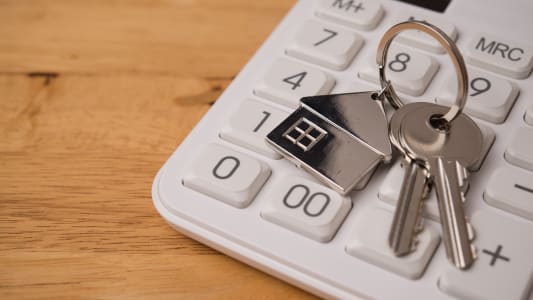 Cls et porte-cls maison sur une calculatrice blanche.