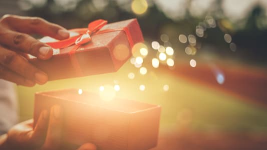 Il a ouvert une merveilleuse boîte cadeau pour son amoureux. Concept joyeux Noël et bonne année 2023, 2024, 2025