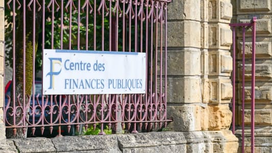 Panneau du Centre des Finances Publiques sur grille rouill&eacute;e.