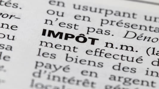 Gros plan sur le mot IMPT dans un dictionnaire.