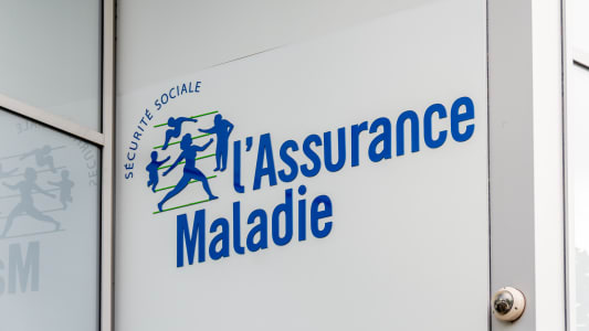 Enseigne et logo  l'entre d'une agence de l'Assurance Maladie.