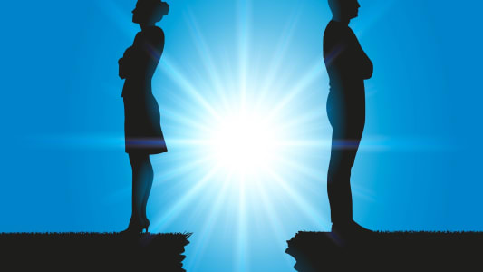 Silhouettes homme et femme face  face, lumire entre eux.