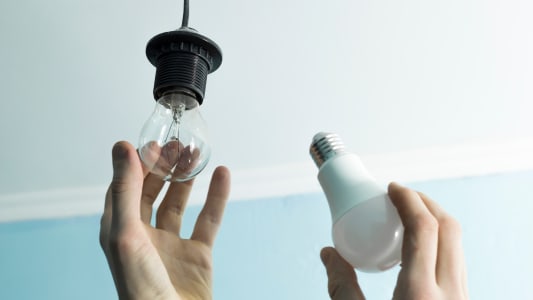 Une lampe incandescente remplace par une lumire LED.