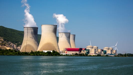 Quatre tours de refroidissement, faisant partie d'un complexe de centrale nuclaire le long du Rhne en France.