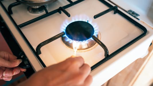 Quelqu'un allume une gazinire.