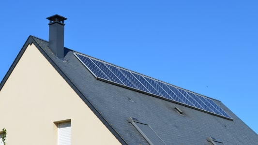 Une toiture avec des panneaux photovoltaques.