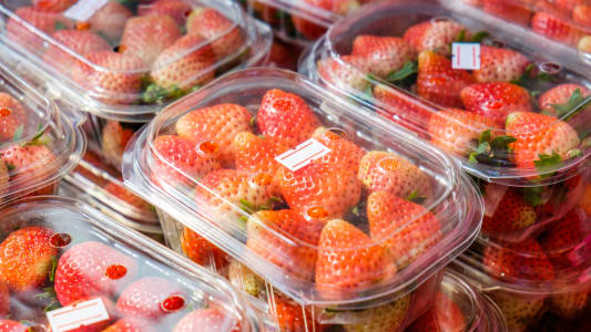 Le gouvernement envisage une  taxe sur les emballages plastiques  sans donner de chiffrage.