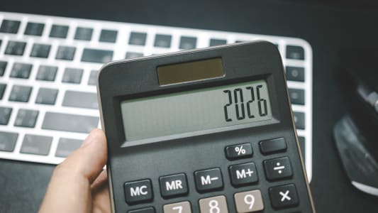 Une calculatrice avec en inscription sur l'écran 2026.