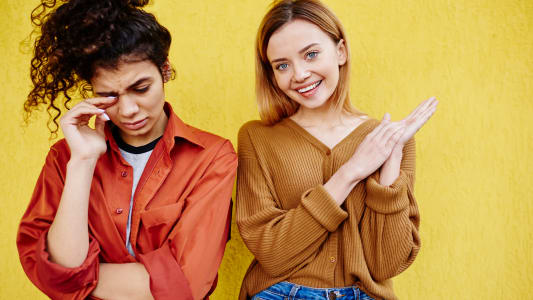 Une femme triste et une heureuse.