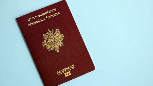 Passeport franais sur fond bleu clair.