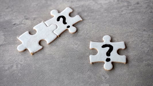 pices de puzzle crites avec un point d'interrogation.