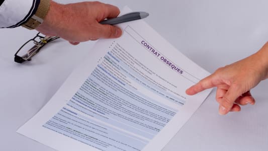 Quelqu'un montre un contrat d?obsques.