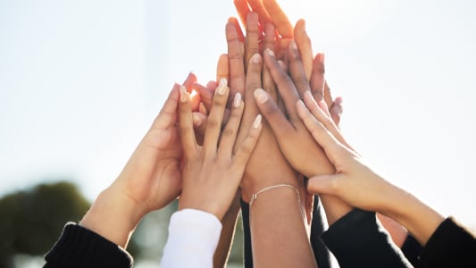 Des mains ensemble, symbole de l'union.