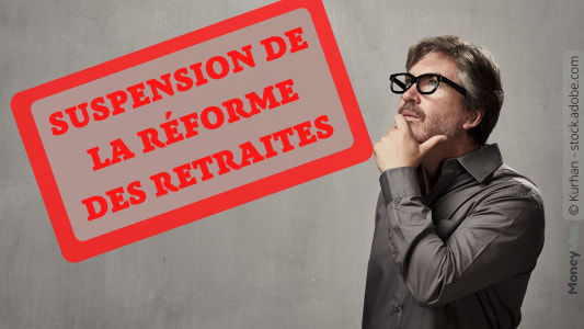 Homme rflchit devant panneau Suspension de la rforme des retraites.