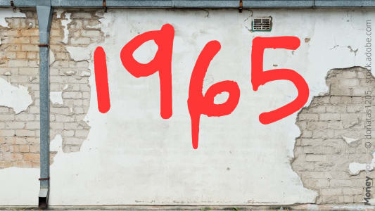 Numro 1965 rouge sur mur blanc caill et fissur. 1965