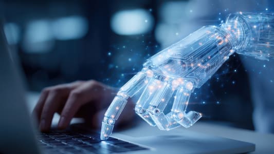 Bras robotique transparent utilisant un ordinateur portable, concept futuriste.