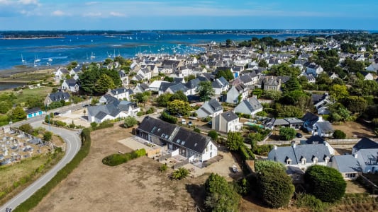 Vue arienne du village ctier de Locmariaquer prs de Carnac en Bretagne, France.