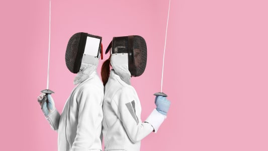 Jeunes escrimeurs sur fond color