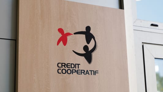 Texte et logo de Crdit Coopratif sur un mur en bois de l'agence bancaire du btiment de l'office