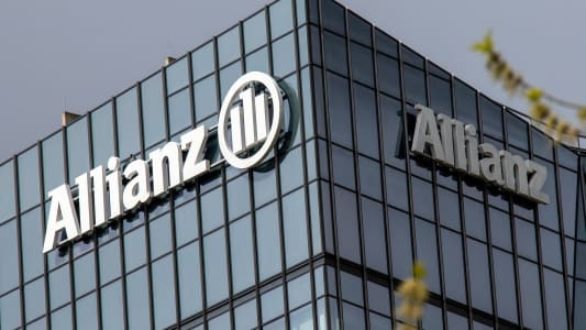 Enseigne ou logo de la soci�t� Allianz Banque sur le b�timent de bureau.