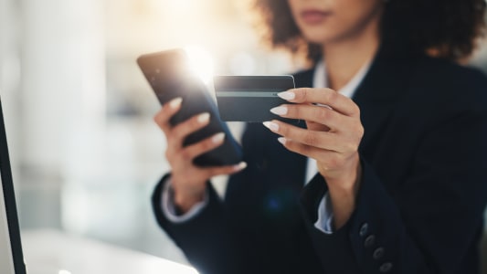 Carte de crdit et femme d'affaires avec tlphone