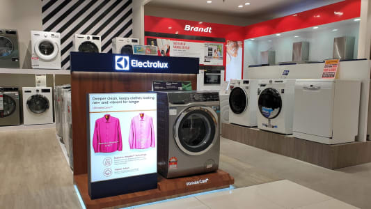 Magasin d'lectromnagers avec diverses machines  laver exposes.