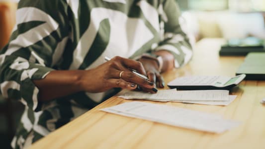 Mains, femme et lecture de factures  la maison pour plan de budget, rception de paiement et dclaration de revenus. Personne, comptabilit et audit pour les dpenses financires, calcul des factures et dduction de salaire pour le travail  distance