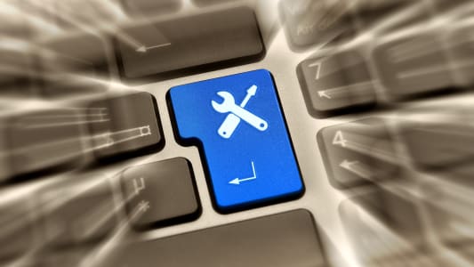 Touche de clavier bleue avec ic�ne de tournevis et cl�.