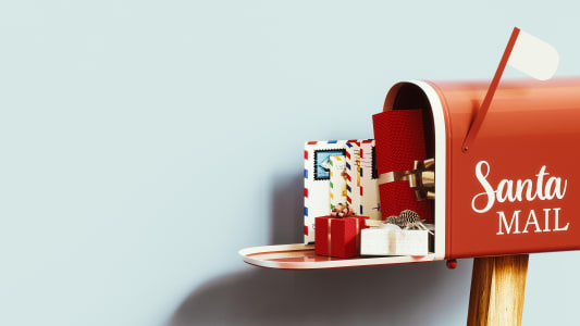 Bo�te aux lettres rouge avec inscriptions et courriers de No�l.