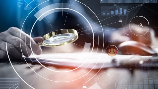 Auditeur d'entreprise utilisant une loupe