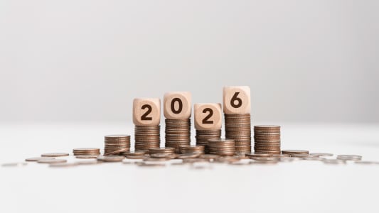 Des piles de pi�ces avec des blocs de bois formant le num�ro 2026.