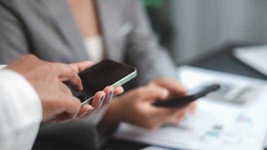 �quipe commerciale utilisant un smartphone pour la communication et le partage de donn�es