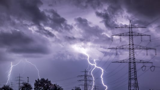 La foudre frappant les lignes �lectriques