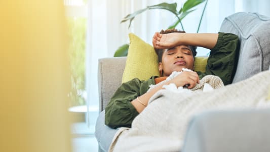 Une femme malade dans son canap�.