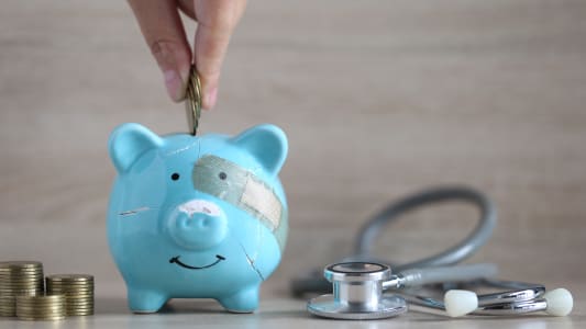 Cochon tirelire avec un st�thoscope.