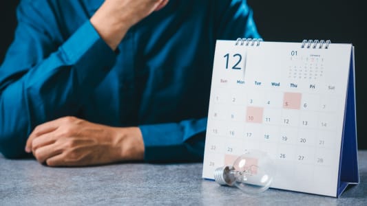 Un calendrier et une ampoule.