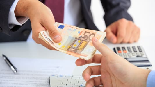 Un homme d'affaires recevant de l'argent.