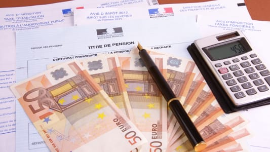Documents fran�ais, billets d'euro, stylo et calculatrice.