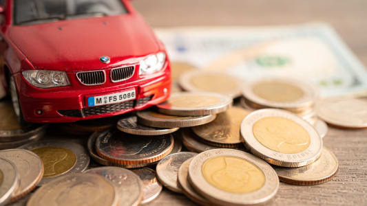 Des pi�ces de monnaie et une voiture miniature.