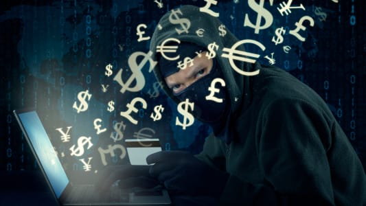 Un fraudeur volant de l'argent en ligne.