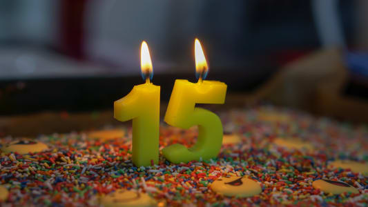 Gâteau d'anniversaire quinze ans avec des bougies numérotées 15