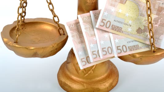 La balance symbolisant la justice, avec des billets de 50 euros.