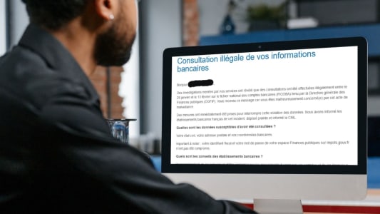Homme lit un avertissement sur la consultation ill&eacute;gale d'informations bancaires. Ficoba DGFIP