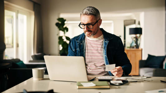 Un particulier consulte ses comptes bancaires.