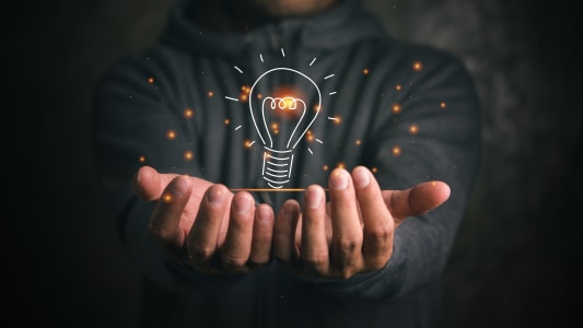 Un homme tenant une ampoule, concept d'idée, présenter de nouvelles idées.