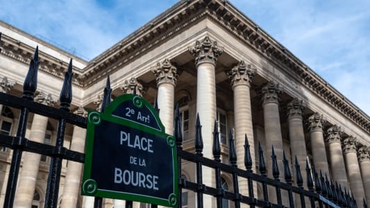 Plaque de rue parisienne sur laquelle est &eacute;crit Place de la Bourse avec &agrave; l'arri&egrave;re-plan les colonnes du Palais Brongniart, ancien si&egrave;ge de la bourse de Paris